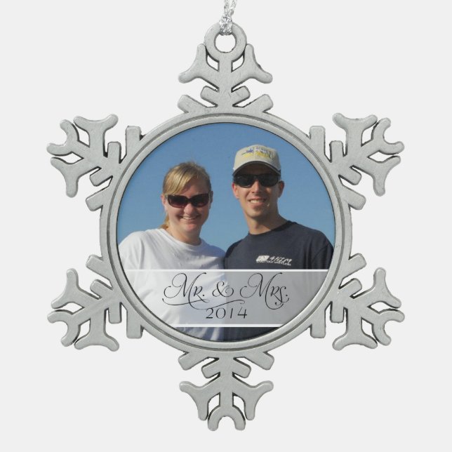 Mr & Mrs. First Christmas Foto Foto Schneeflocken Zinn-Ornament (Vorderseite)