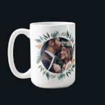 Mr & Mrs. Joy | Sage Holiday Greenerity Wreath Fot Kaffeetasse<br><div class="desc">Feiern Sie die magische und festliche Urlaubssaison mit unseren maßgeschneiderten Ferien mr & mrs Foto Tasse. Unser modernes, elegantes Urlaubsdesign besticht durch einen wunderschönen, eleganten, tropischen Urlaubskurve mit Kupferelementen aus den Imitaten. Das Blattwerk schafft einen Kranzrahmen um einen großen Foto-Platzhalter für Ihr eigenes Hochzeitsfest-Foto. Eine elegante Schriftzeichen-Handschrift "Joy" wird über...</div>