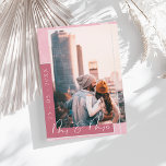 Mr & Mrs Magenta Pink White Script Foto Save The Date<br><div class="desc">Mr. und Mrs. Magenta Pink und White Script Foto Save the Date Card. Stilvoll beeindrucken Sie Ihre Gäste mit dieser stilvollen, einfachen Fuschia-Rosa-Hochzeitskarte, mit einer modernen, weißen Schrift auf einem rosa Bokhe-Hintergrund, die das Hochzeitdatum in einem eleganten Stil quer über das links, neben einem personalisierten Foto des verheirateten Ehepaares, mit...</div>