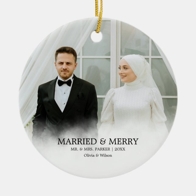 Mr. & Mrs. | Married & Merry First Christmas Photo Keramik Ornament (Vorne)