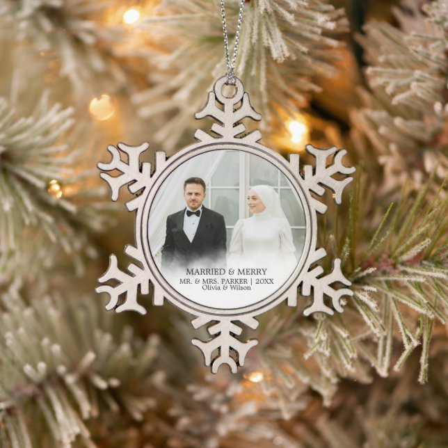 Mr. & Mrs. | Married & Merry First Christmas Photo Schneeflocken Zinn-Ornament (Baum)