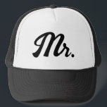Mr & Mrs Matching Trucker Hats für frisch verheira Truckerkappe<br><div class="desc">Mr. & Mrs. Matching Trucker Hats für frisch verheiratete Paare. Maßgeschneiderte Baseballkappe mit Skripttypografie. Stilvolles Handschrift-Design. Erhältlich in verschiedenen Farben. Fügen Sie optional Ihren eigenen Nachnamen hinzu. Fun Hochzeitsgeschenk Idee für verheiratete Freunde und Familie.</div>