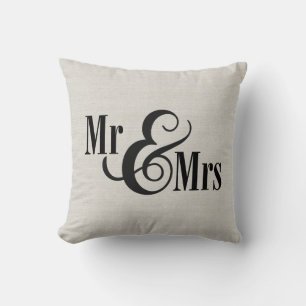 "Mr & Mrs." mit Nachname und Est Datum Kissen