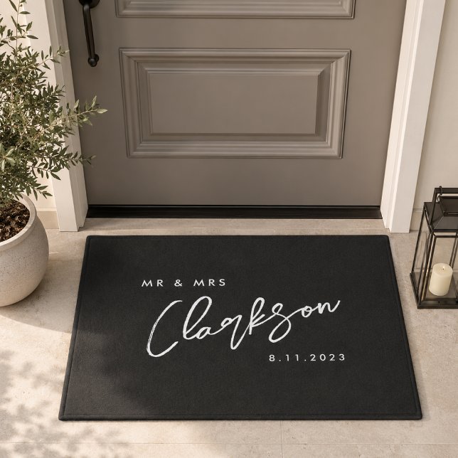 Mr Mrs Monogram Handwriting Script Modern Black Fußmatte (Mr & Mrs personalized black doormat for couples & newlyweds)