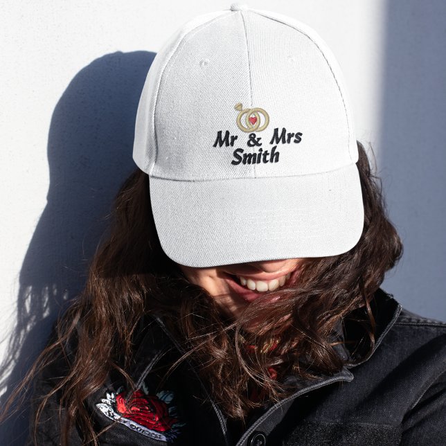 Mr & Mrs. Name and Wedding Rings, Bride, Modern Bestickte Baseballkappe (Von Creator hochgeladen)