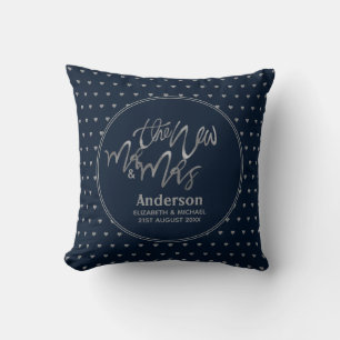 Mr. & Mrs. (Name, Datum) Wedding Navy Silberherzen Kissen