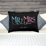 Mr & Mrs. Newlywed Couple Wedding Anniversary Blac Dekokissen<br><div class="desc">Feiern Sie Ihre heilige Ehe mit diesem niedlichen Hochzeitskissen für frisch verheiratete Paare. Passen Sie es an,  indem Sie Ihren Nachnamen / Nachnamen und das Hochzeitstag Jahr. Rosa,  blau und weiß eleganter Schriftart auf schwarzem Kissen. Ideal für ein Brautparty oder Jubiläum / Hochzeitsgeschenk für einen Ehemann und eine Ehefrau.</div>