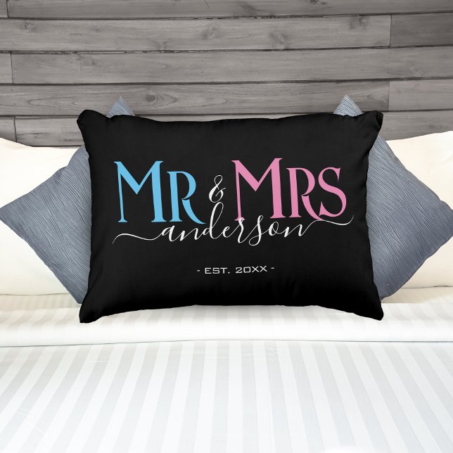 Mr & Mrs. Newlywed Couple Wedding Anniversary Blac Dekokissen (Mr & Mrs Newlywed Couple Wedding Anniversary Blue Pink and Black Accent Pillow)