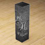 Mr. & Mrs. Newlyweds auf schwarzem Schiefer Wein-Geschenkverpackung<br><div class="desc">Schwarzer Schiefer-Hintergrund mit Mr. & Mrs.</div>