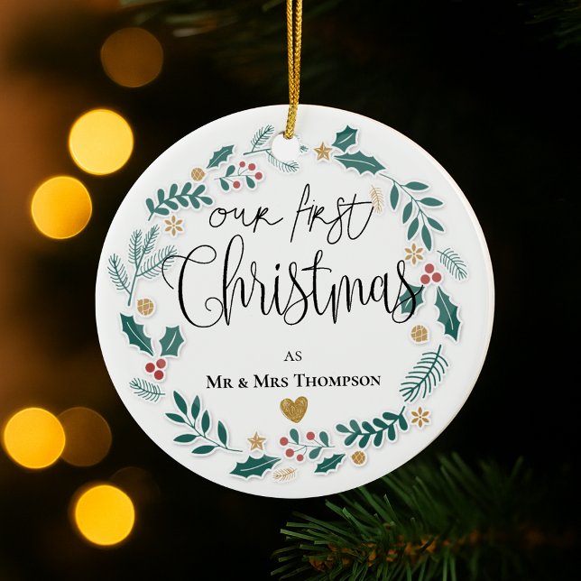Mr & Mrs. Our First Christmas 2025 Newlywed Wreath Keramik Ornament (Mr & Mrs Our First Christmas 2025 Newlywed Wreath Ceramic Ornament)