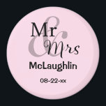 Mr & Mrs Personalisiert Wedding Couple Names Datum Magnet<br><div class="desc">Personalisierter Magnet für das glückliche Paar mit Nachname und Hochzeitstermin. Die Hintergrundfarbe ist anpassbar.</div>
