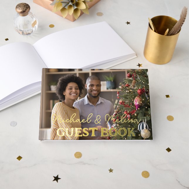 Mr & Mrs. Wedding Foto Elegante Script Gold Gästebuch (Vorderseite Offen)