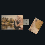 MR & MRS. Wedding Fotos Personalisiert Keepake Holz USB Stick<br><div class="desc">Gewohnter, personalisierter Ehering-Sake oder Gastgeschenk/danke Ihnen behalten und teilen Sie Ihre Hochzeit Fotos. Personalisieren Sie es mit einem beliebten Foto auf der Vorderseite, zusätzlich zu einem stilvollen, schicken MR & MRS Typografie Titel in schwarz mit Ihrem Namen und Hochzeitsdatum. Fügen Sie der Rückseite ein weiteres Foto hinzu. FOTO TIPP: Wählen...</div>