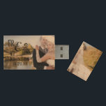 MR & MRS. Wedding Fotos Personalisiert Keepake Holz USB Stick<br><div class="desc">Gewohnter, personalisierter Ehering-Sake oder Gastgeschenk/danke Ihnen behalten und teilen Sie Ihre Hochzeit Fotos. Personalisieren Sie es mit einem beliebten Foto auf der Vorderseite, zusätzlich zu einem stilvollen, schicken MR & MRS Typografie Titel in schwarz mit Ihrem Namen und Hochzeitsdatum. Fügen Sie der Rückseite ein weiteres Foto hinzu. FOTO TIPP: Wählen...</div>