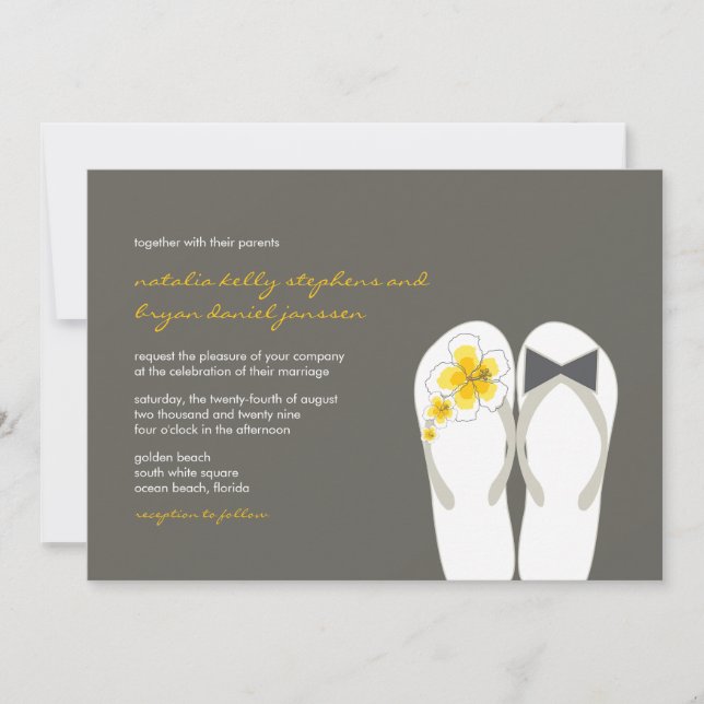 Mr & Mrs. Yellow Flip Flops Beach Wedding Einladun Einladung (Vorderseite)