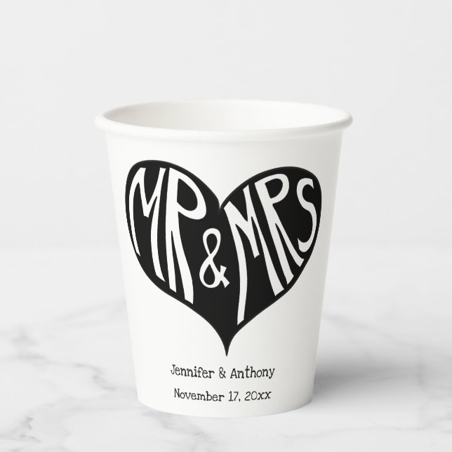 Mr. und Mrs. Black and White Heart Shape Wedding Pappbecher (Vorderseite)
