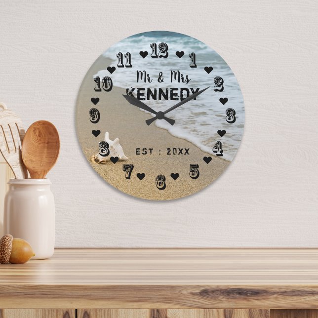 Mr. und Mrs. Coastal Beach Wedding Große Wanduhr (Mr And Mrs Coastal Beach Wedding Large Clock)