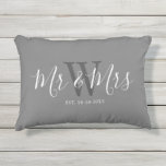 Mr. und Mrs. Grey White Script Monogram Kissen Für Draußen<br><div class="desc">Überraschen Sie ein Paar mit diesem neuen Mr. und Mrs. Gray White Script Monogram Outdoor Pillow. Es ist modern und beidseitig mit grauem Hintergrund gestaltet. Die Mitte hat einen großen dunkelgrauen Monogramm-Buchstaben und der Text ist "mr und mrs" in weißer, trendiger, handgeschriebener Schrift. Das etablierte Datum ist die untere Mitte....</div>