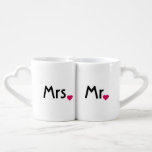 Mr. und Mrs. heart dot Tasse Set<br><div class="desc">"mr and mrs", "his and her", "his and her", "mr. and mrs", "mr & mrs", "his & hers", "his & her", Paare, Ehepaare, Tasse, "Tasse Set", Set, Paar, Braut, Bräutigam, ihre, ihre, mr, mrs, mister, vermisse, missus, stilvoll, verheiratet, "nur verheiratet", Ehe, Hochzeit, Verlobung, verlobt, Verlobte, Text, "schwarz und weiß", personalisierbar,...</div>