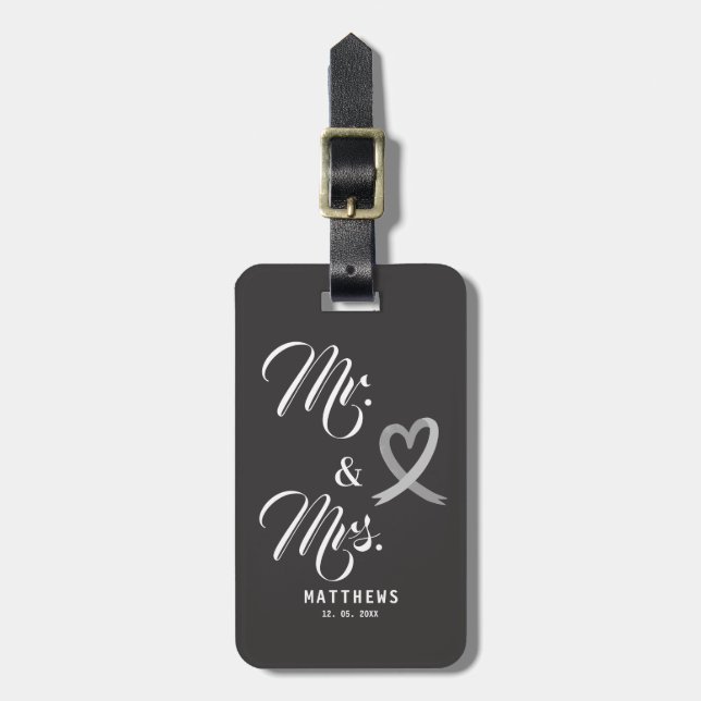 Mr. und Mrs. Monogram Black and White Wedding Gepäckanhänger (Vorderseite vertikal)