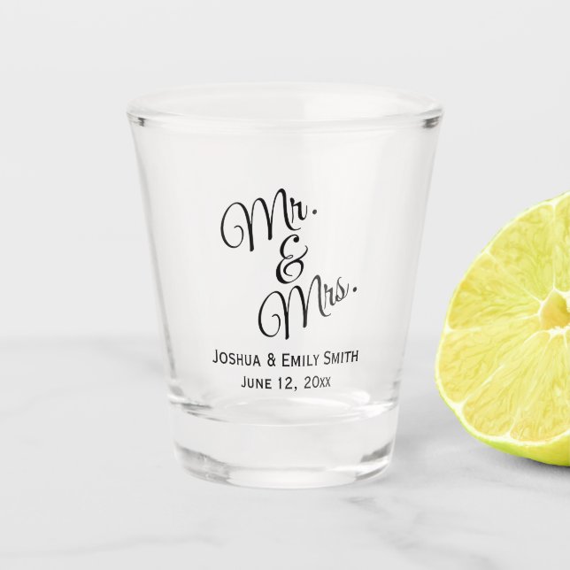 Mr. und Mrs. Personalisiert Wedding Party favorit Schnapsglas (Vorderseite)
