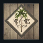 Mr. und Mrs. Rustic Wedding New Monogram Name Holzdruck<br><div class="desc">Mr. Und Mrs. Rustic Wedding New Monogram Name Wood Wall Art ist mit grauen Imitaten Stallholz wie Hintergrund entworfen. Es hat eine hübsche grüne Palme in der Mitte von weißem Diamant-Form umrahmt Rahmen. Der Text lautet "Mr. & Mrs." in trendy, mageren Schriften. Der Nachname von Neuverheirateten ist in der Schriftzeichen-Schrift...</div>