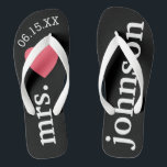 Mr. und Mrs. Wedding Honeymoon Herztext Flip Flops<br><div class="desc">Ein perfektes Design für eine Hochzeit am Strand oder für die Hochzeitsreise. Ändern Sie die Frau zu Herrn,  um ein Koordinierungspaar zu machen.</div>