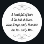 Mr. und Mrs. Wedding Kisses Geem Runder Aufkleber<br><div class="desc">Dieser charmante Mr. and Mrs. Round Aufkleber enthält ein Liebesgedicht,  das mit den Namen der Braut und des Bräutigams personalisiert ist. Dies wäre ein perfekter Aufkleber,  um einen Gefälligkeitskasten mit Hershey Kisses zu akzentuieren.</div>