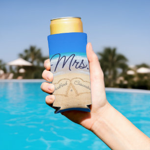 Mrs. Beach Wedding Hearts in Sand Can Cooler Selters Dosenkühler