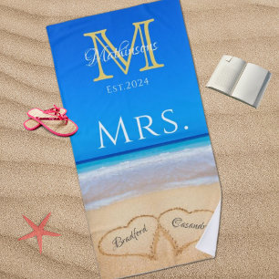 Mrs. Beach Wedding Hearts in Sand Family Monogram Strandtuch