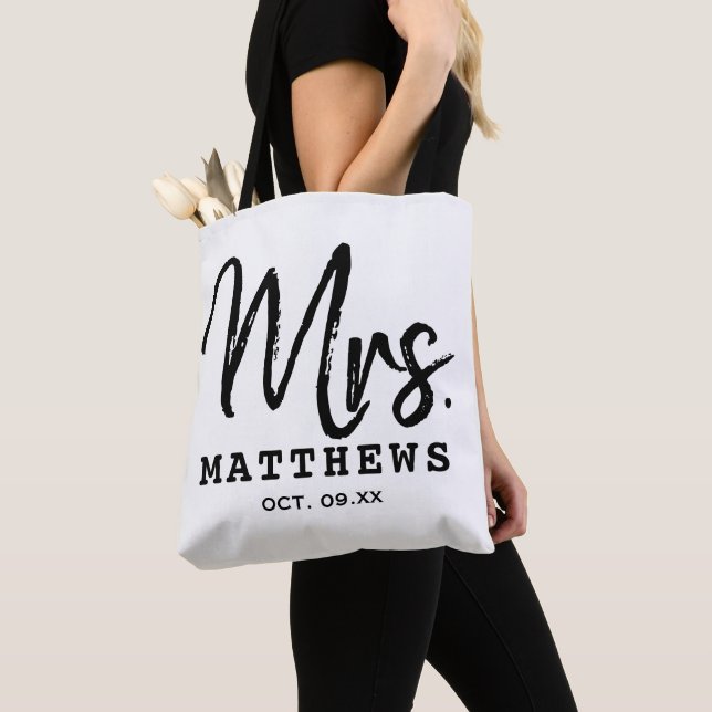 Mrs. Black Modern Script Custom Wedding neu (Von Nahem)