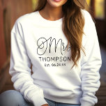 Mrs. Black Modern Script Custom Wedding neu Sweatshirt<br><div class="desc">Modernes und lässiges schwarzes Kalligraphieskript "Mrs." Frauenshirt mit individuellem Text,  der mit dem neuen verheirateten Nachnamen und dem festgelegten Hochzeitstermin personalisiert werden kann. Ideal für frisch gezogene Flitterwochen und darüber hinaus!</div>