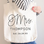 Mrs. Black Modern Script Custom Wedding neu Tragetasche<br><div class="desc">Modernes und lässiges schwarzes Kalligraphieskript "Mrs." Frauentote-Tasche bietet Sondertexte,  die mit dem neuen verheirateten Nachnamen und dem festgelegten Hochzeitstermin personalisiert werden können. Perfektes Zubehör für die Flitterwochen und darüber hinaus!</div>