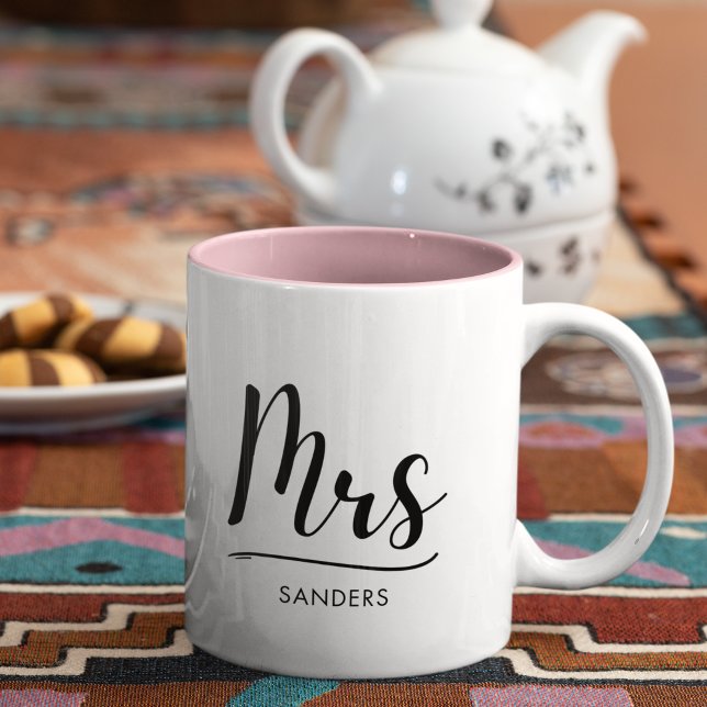 Mrs Black Modern Script Custom Wedding Zweifarbige Tasse (Von Creator hochgeladen)