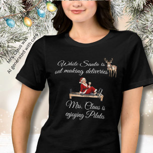 Mrs. Claus genießt Pilates Name Tri-Blend Shirt