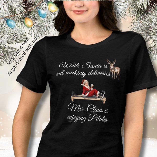 Mrs. Claus genießt Pilates Name  Tri-Blend Shirt (Von Creator hochgeladen)