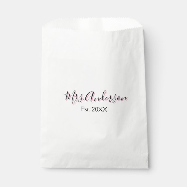 Mrs. Familienname Vorname schwarz pink est Jahr mo Geschenktütchen (Vorderseite)