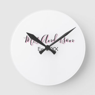 Mrs. Familienname Vorname schwarz pink est Jahr mo Runde Wanduhr