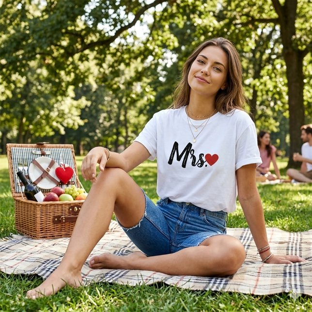 Mrs. Modern Black Script Frauen Rot Herz T-Shirt (Von Creator hochgeladen)