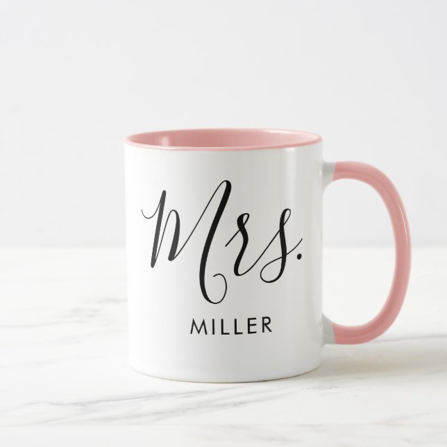 Mrs. Modern Elegant Script Monogram Wedding Tasse (Rechts)