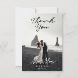 Mrs. Modern Schwarz-weiß Script Wedding Foto Dankeskarte