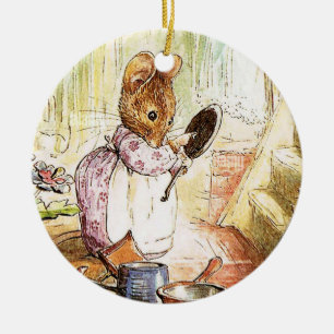 "Mrs Mouse Cleans Pots and Pans" von Beatrix Potte Keramik Ornament
