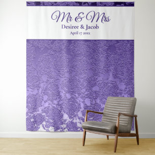 Mrs. & Mrs. Elegant Lila White Background Wandteppich