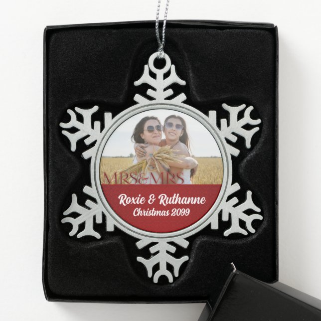 Mrs. & Mrs. Red Holiday Lesbian Ehe Foto Schneeflocken Zinn-Ornament (Box)