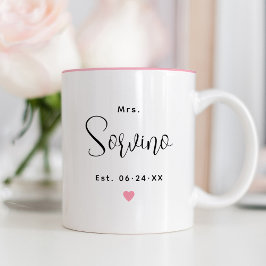 Mrs. Personalisiert Black Script Nachname Wedding Zweifarbige Tasse