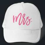 Mrs. Pink Chic Script Truckerkappe<br><div class="desc">Dieses Hutdesign eignet sich perfekt für die neu verheiratete Braut und zeichnet sich durch "Mrs." in einem hellrosa Pinselskript aus.</div>