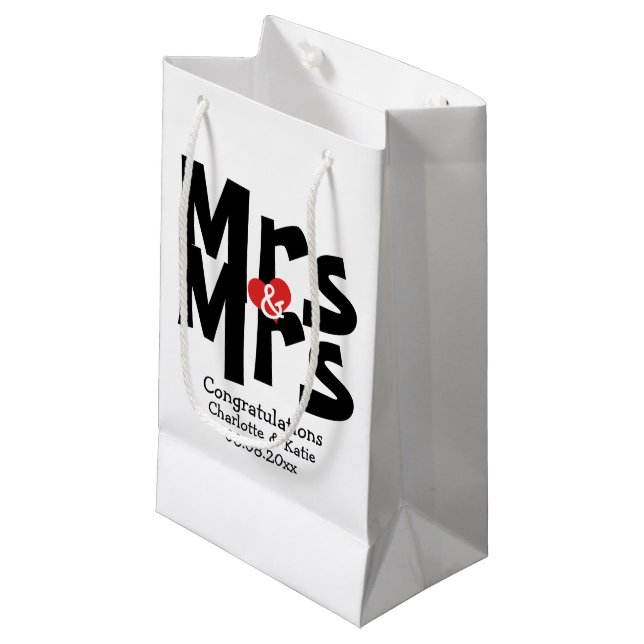 Mrs. und Mrs. Black Red Bold Modern Personalisiert Kleine Geschenktüte (Vorderseite Schrägansicht)