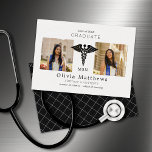 MSN Zwei Fotos nährende weiße Schwarze Insignien<br><div class="desc">Diese beruflichen 5" x 7" Master of Science in Nursing-Ankündigungen weisen in der Mitte ein weißes medizinisches Insignien (Caduceus Rod-of-Asclepius) mit Platzhaltern für zwei Ihrer Lieblingslieder auf weißem Hintergrund mit schwarzer Schrift auf.</div>