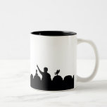 MST3K Silhouette Tasse<br><div class="desc">Ihre morgendliche Kaffeepause darüber, ob Bier auf der Sonne existiert oder nicht, kann nur durch diese schlanke, unterbewertete Mystery Science Theater 3000 Tasse verstärkt werden. Mit der berühmten Silhouette können Sie sicher sein, dass, wenn es irgendeinen Aspekt Ihres Getränkes, die einen cleveren Quip verdient, Ihre Freunde vom S.O.L. wäre genau...</div>