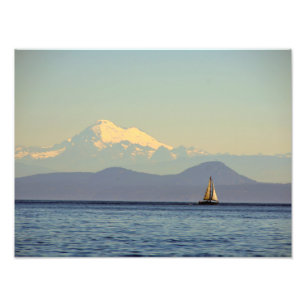 Mt. Bäcker und Segelboot - Puget Sound, Washingto Fotodruck